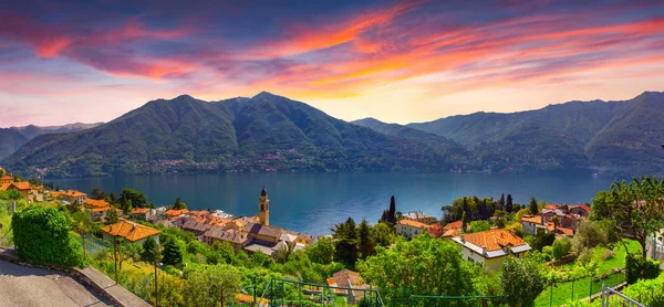 Alba sulla città di Carate Urio — Foto Stock