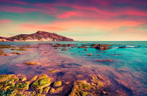 Pôr do sol de primavera colorida da praia Giallonardo — Fotografia de Stock