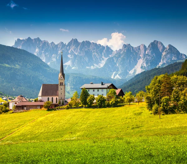 Gosau-Dorf am sonnigen Sommertag lizenzfreie Stockfotos