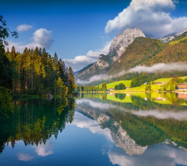 Avusturya Alpleri'nde Hintersee Gölü.