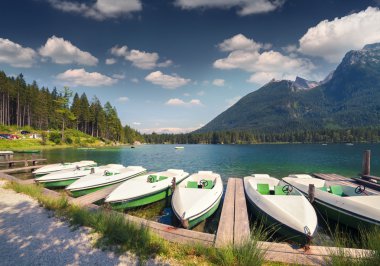 Avusturya Alpleri'nde Hintersee Gölü.