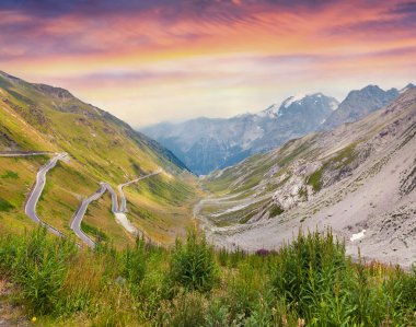 Stelvio yüksek Alp yol.