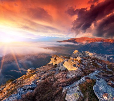 dağlarda manzara. Sunrise