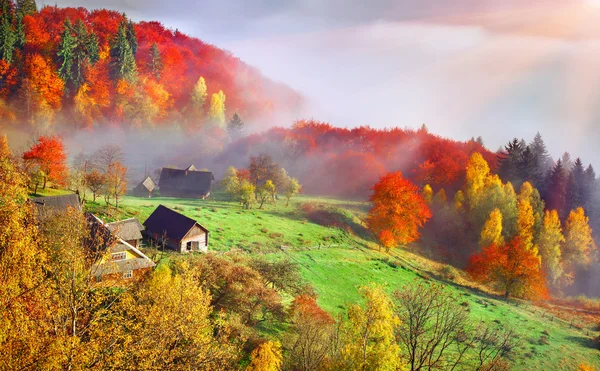 Paisaje en la aldea de montaña. — Foto de Stock