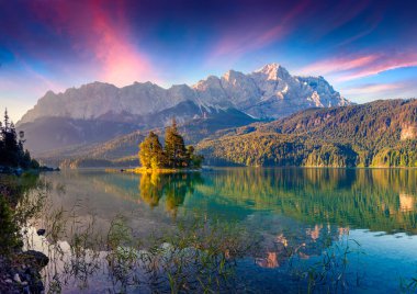 gündoğumu Eibsee göl kenarında