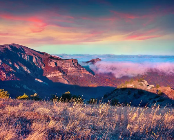 Colorful autumn sunrise in the Crimea — Stok Foto