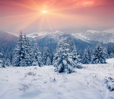 Renkli Kış gündoğumu Dağları.