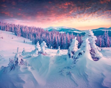 Renkli Kış gündoğumu Dağları.