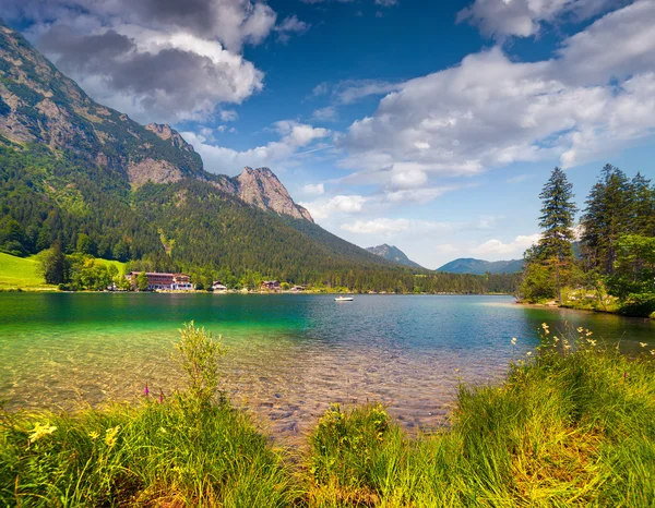 Solig sommarmorgon vid sjön Hintersee — Stockfoto