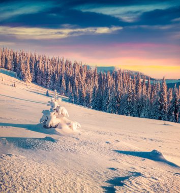 dağlarda kış gündoğumu.