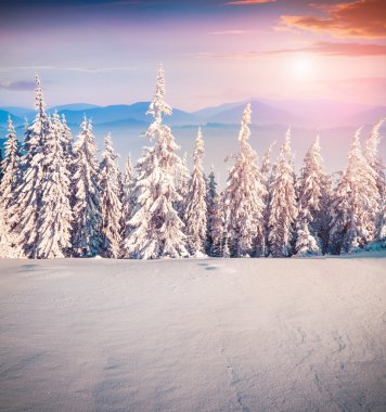 dağlarda kış gündoğumu.