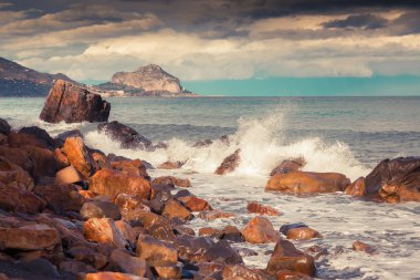 Torre Conca sahilde rüzgarlı hava