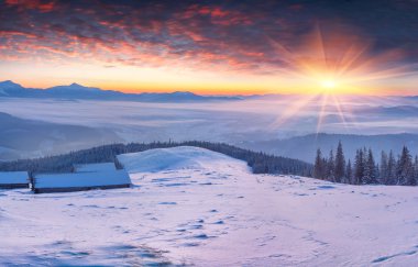 Renkli Kış gündoğumu karlı dağlarda. 