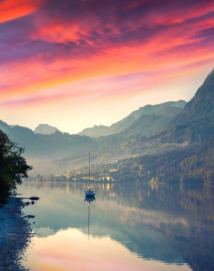 gündoğumu Grundlsee göl kenarında.