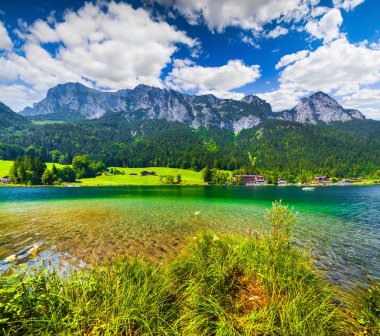 Avusturya Alpleri'nde Hintersee göl sahnesinde.