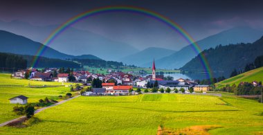 Gökkuşağı büyük yağmur önce gökyüzünde.