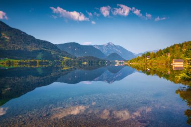 Grundlsee Gölü su yüzeyine