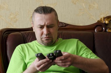 adam bir Tv uzaktan kumanda ile