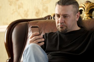 Cep telefonu kullanan adam.