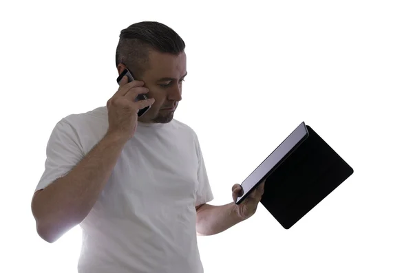Člověk, mluví na mobilním telefonu a při použití tabletu — Stock fotografie