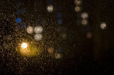 pencere ve bokeh yağmur damlaları