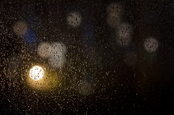 Gotas de chuva na janela e bokeh — Fotografia de Stock