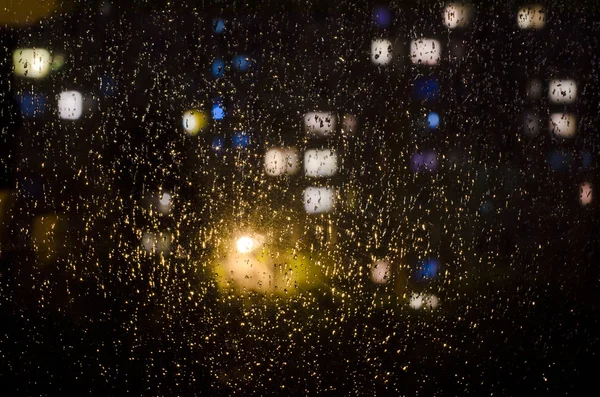 Krople deszczu na oknie i bokeh — Zdjęcie stockowe