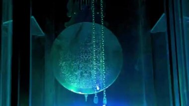 Büyükbabanın saat sarkacını kapat. Yeni yıl saat alıcısı