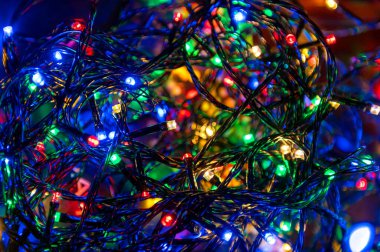 Karmaşık, parıldayan Noel çelenkleri. Koyu arkaplanda parlayan LED ışıkları