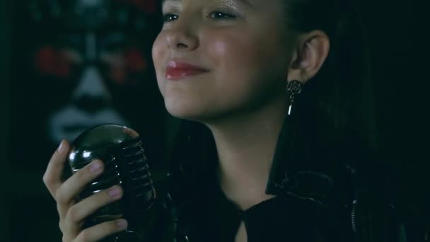 Teenie Mädchen Singen Ein Mikrofon Aufnahmestudio Emotionale Aufführung Eines Songs — Stockvideo