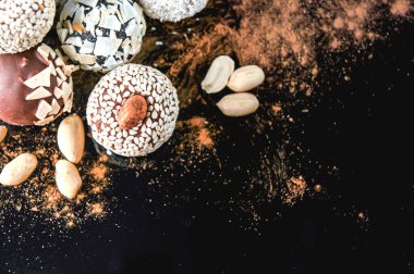 Yuvarlak ev yapımı şekerlerin koyu tonda kompozisyonu. Sağlıklı organik enerji topları.