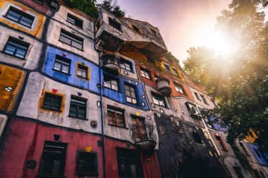 Avusturya, Viyana 'daki Hundertwasser evinin manzarası. 