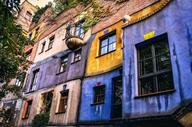 Avusturya, Viyana 'daki Hundertwasser evinin manzarası. 