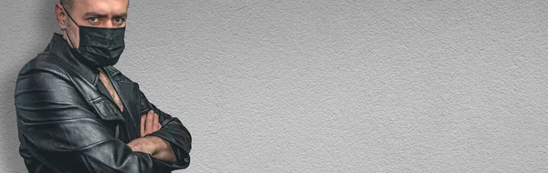 Чоловік Масці Портрет Чоловіка Шкіряній Куртці Чорна Антивірусна Маска Панорамне — стокове фото