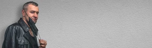 Чоловік Масці Портрет Чоловіка Шкіряній Куртці Знімає Чорну Антивірусну Маску — стокове фото