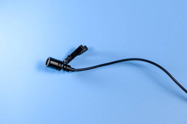 Mavi arkaplandaki Lavalier mikrofonu.