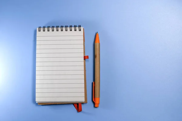 Mavi Arka Planda Eko Kalemli Defteri Işi Kağıdı Kalemden Yapılmış — Stok fotoğraf
