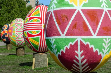 Parkta bir sürü büyük Paskalya yumurtası.