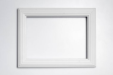 Beyaz arkaplanda beyaz tahta çerçeve