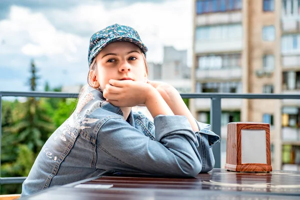 Teenager Mädchen Sitzt Einem Café Und Wartet Auf Mittagessen — Stockfoto