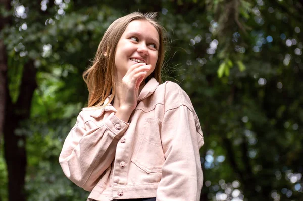 Hermosa Adolescente Posando Parque Retrato Una Linda Joven Aire Libre —  Fotos de Stock