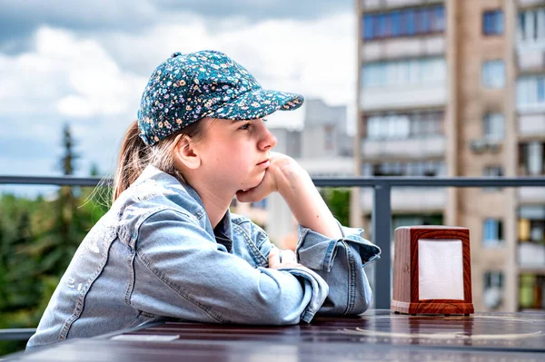 Teenager Mädchen Sitzt Einem Café Und Wartet Auf Mittagessen — Stockfoto