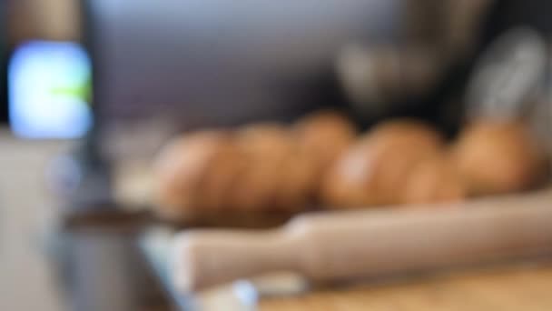 Croissants Recién Horneados Mesa Del Desayuno Panadería — Vídeo de stock