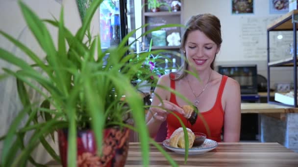 Mooi Meisje Die Koffie Drinkt Aan Keukentafel Elegante Vrouw Ontbijten — Stockvideo