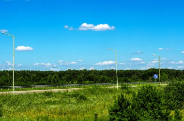 Otoyol, ormanın yanındaki otoyol. Düz, uzun ve ıssız bir yol.