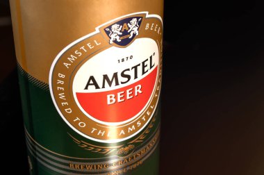 RIVNE, UKRAINE - 12 HAZİRAN 2021: Amstel birası siyah arka planda kapanabilir, Amstel en kaliteli biradır.