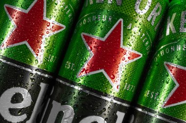 RIVNE, UKRAINE - 12 HAZİRAN 2021 Heineken bira kutuları kapanıyor. Heineken Hollandalı bira şirketi. Heineken bira küresel markası.