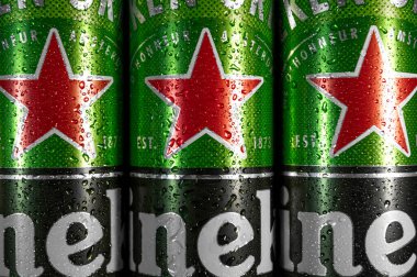 RIVNE, UKRAINE - 12 HAZİRAN 2021 Heineken bira kutuları kapanıyor. Heineken Hollandalı bira şirketi. Heineken bira küresel markası.