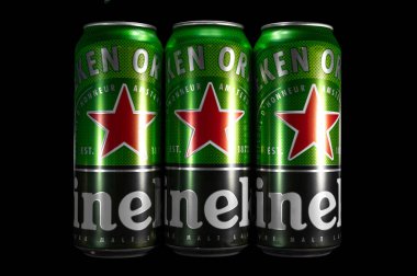 RIVNE, UKRAINE - 12 HAZİRAN 2021 Heineken bira kutuları kapanıyor. Heineken Hollandalı bira şirketi. Heineken bira kutularının fotoğrafı