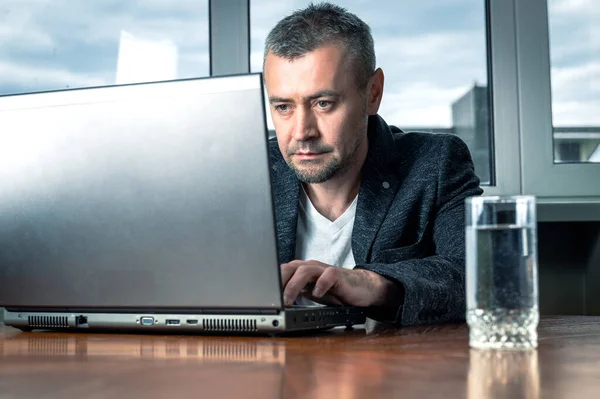 Obchodník Pracuje Svém Laptopu Portrét Mladého Muže Sedícího Stolem Kanceláři — Stock fotografie